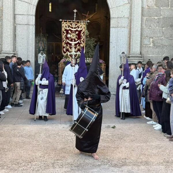 Participantes en la procesión del Santo Entierro en Peñaranda de Bracamonte