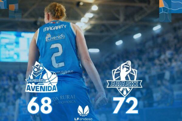 Jugadora de Perfumerías Avenida en un partido de baloncesto
