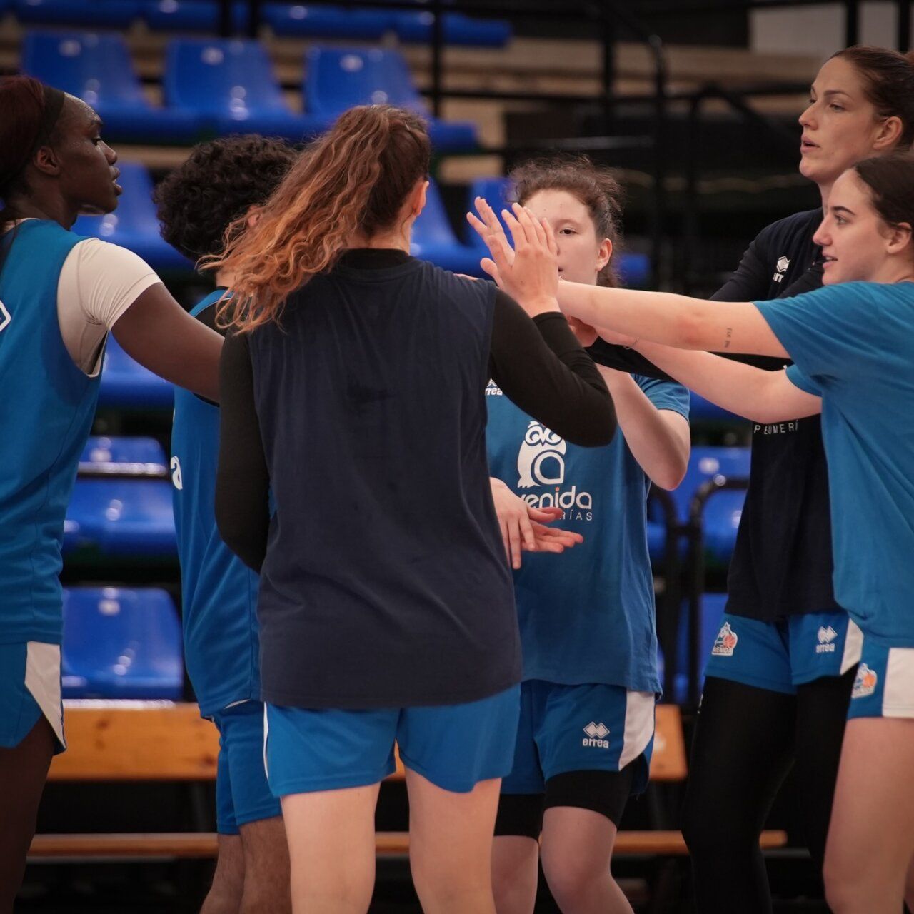 Jugadoras de Perfumerías Avenida en un entrenamiento de baloncesto