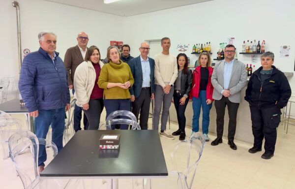 Grupo de personas en un bar durante la presentación del Plan de Apoyo a Bares en Salamanca