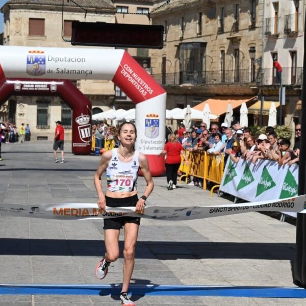 Atleta femenina cruzando la meta en la XIX Media Maratón de Ciudad Rodrigo