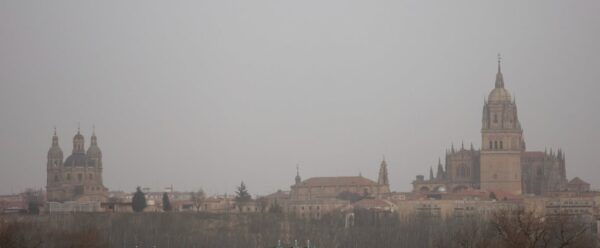 Vista de la ciudad afectada por polvo africano en Castilla y León