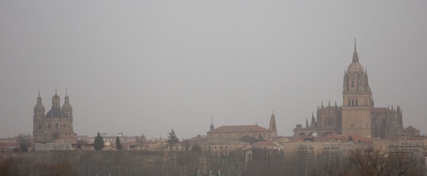 Vista de la ciudad afectada por polvo africano en Castilla y León