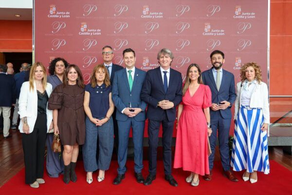 Grupo de personas en la gala de los Premios Castilla y León 2025