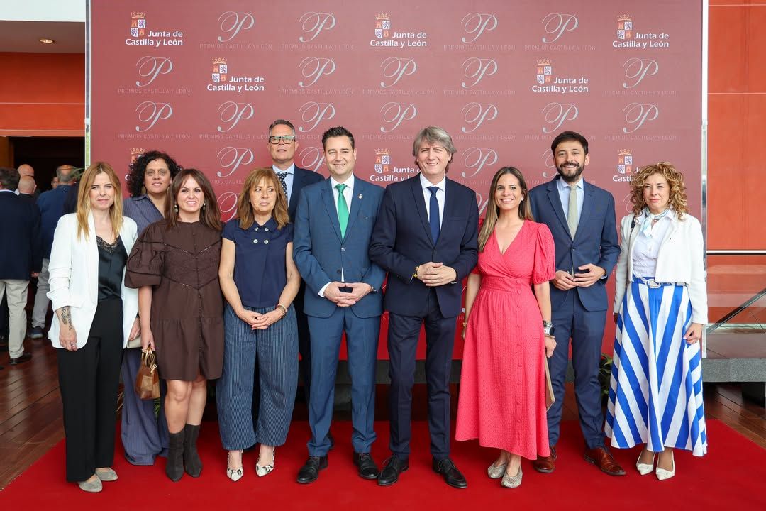Grupo de personas en la gala de los Premios Castilla y León 2025