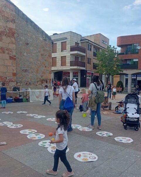 Niños jugando en la actividad Al cole vamos andando en Carbajosa de la Sagrada