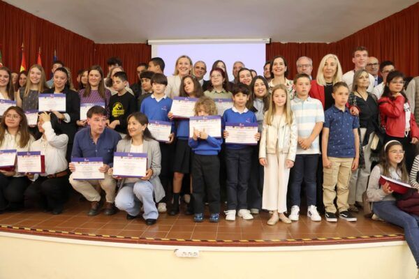 Grupo de estudiantes premiados en el concurso escolar de prevención de riesgos laborales