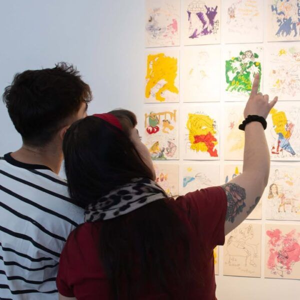 Estudiantes observando obras en la exposición de los Premios San Marcos