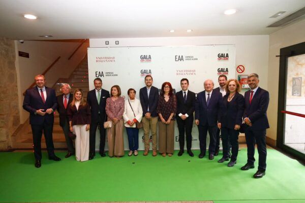 Grupo de personas en la gala de premios al talento joven en Salamanca
