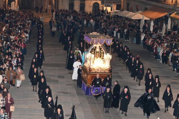 Procesión de Nuestra Señora de la Soledad en Ciudad Rodrigo con multitud de asistentes.