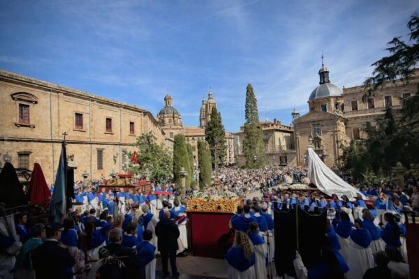 Procesión religiosa en Salamanca con multitud de asistentes y trajes tradicionales