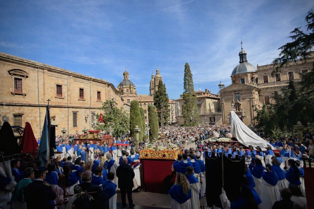 Procesión religiosa en Salamanca con multitud de asistentes y trajes tradicionales