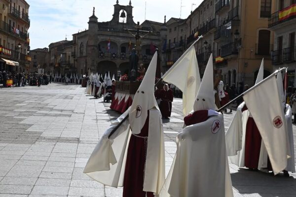 Participantes en la Procesión de la Santa Cruz en Ciudad Rodrigo