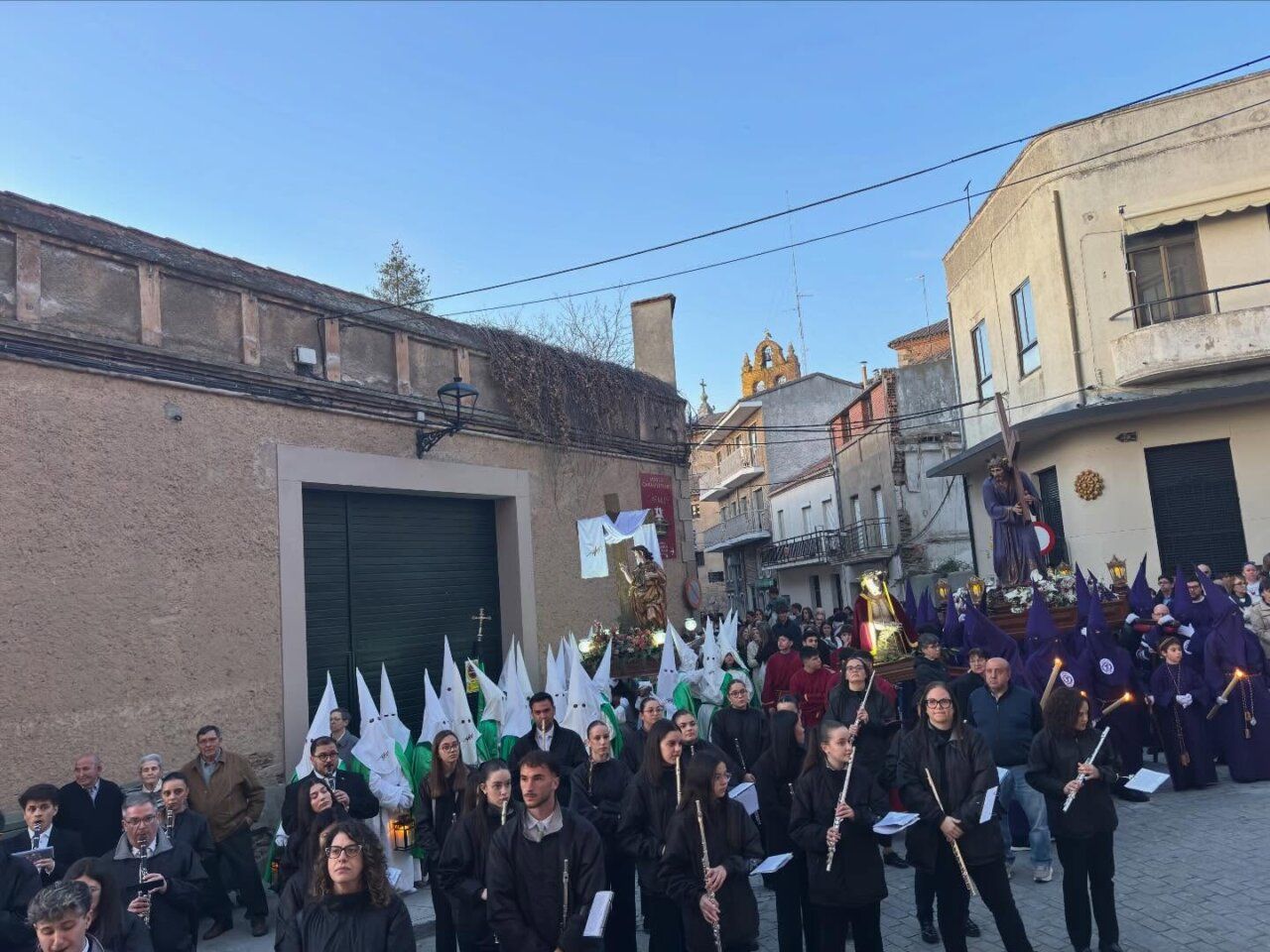 Participantes en la procesión del Santo Entierro en Alba de Tormes