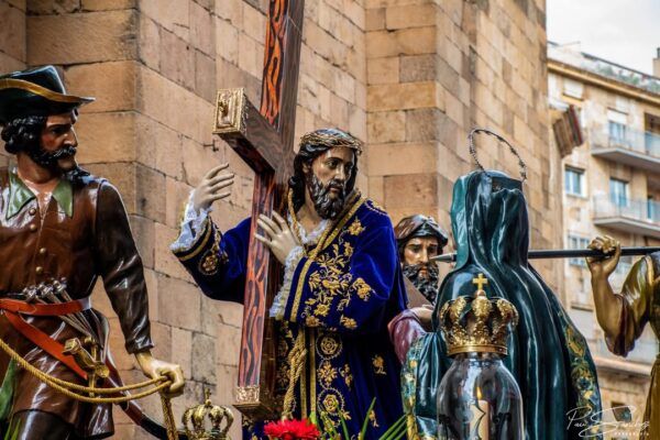 Imagen de la procesión del Viernes Santo en Salamanca con figuras religiosas