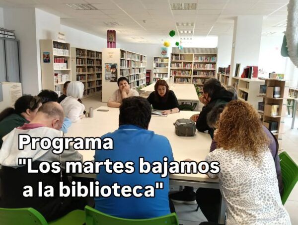 Grupo de personas participando en cuentacuentos en la biblioteca