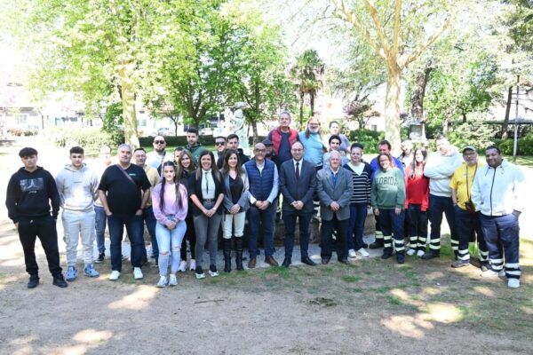 Grupo de personas en un parque durante un programa de formación en Ciudad Rodrigo