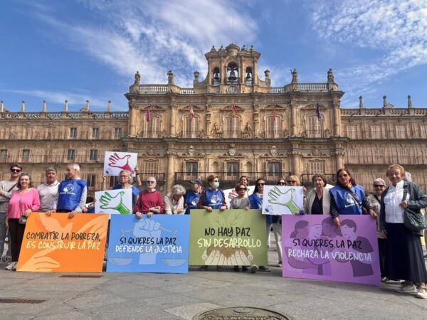 Grupo de personas con pancartas en la Plaza de Salamanca