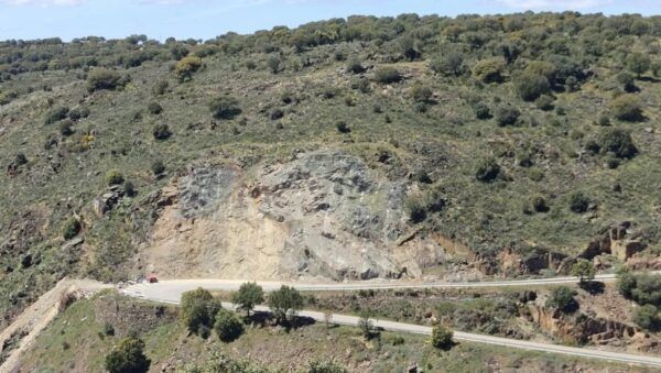 Vista de la carretera DSA-359 tras obras de estabilización en Salamanca