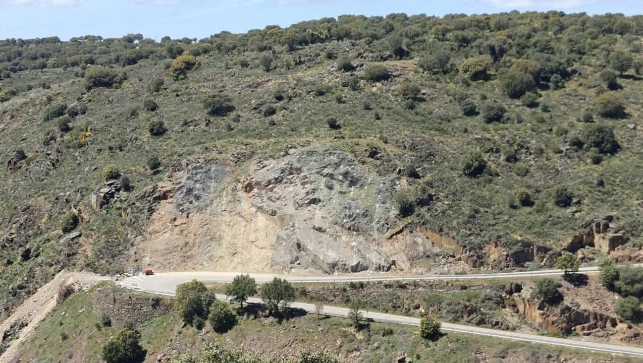Vista de la carretera DSA-359 tras obras de estabilización en Salamanca