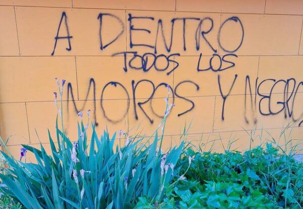 Pintada en la pared que expresa un mensaje de intolerancia en Salamanca
