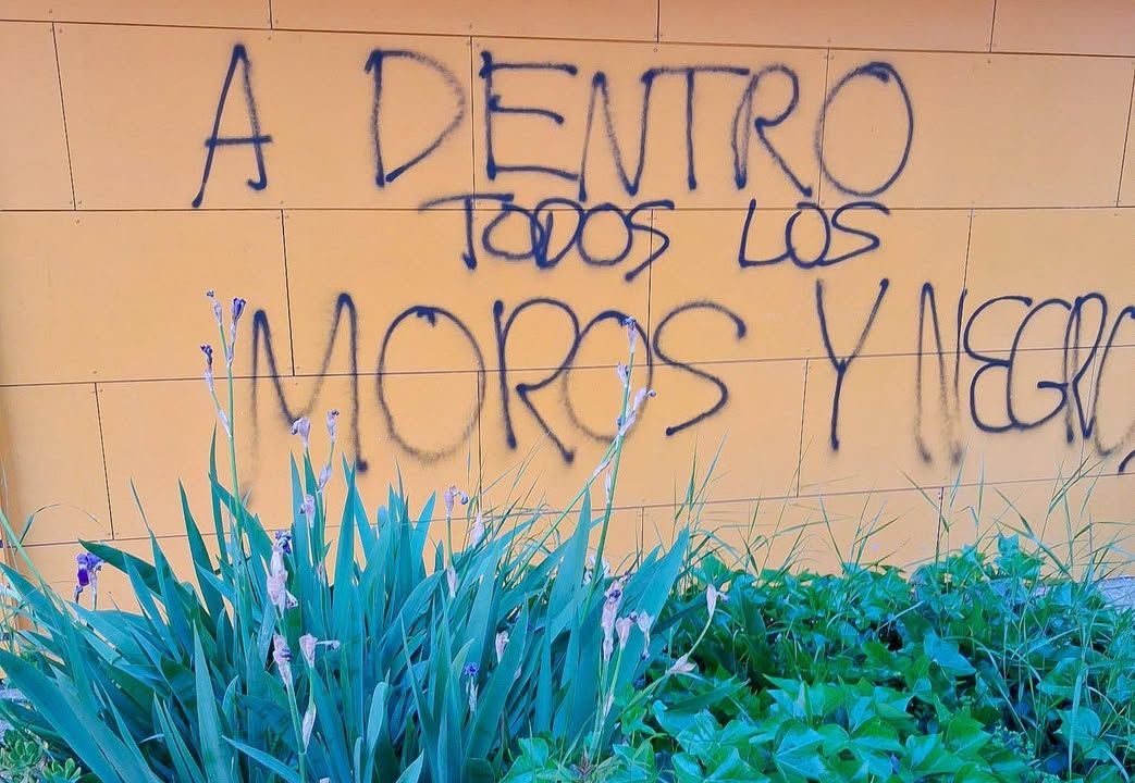 Pintada en la pared que expresa un mensaje de intolerancia en Salamanca