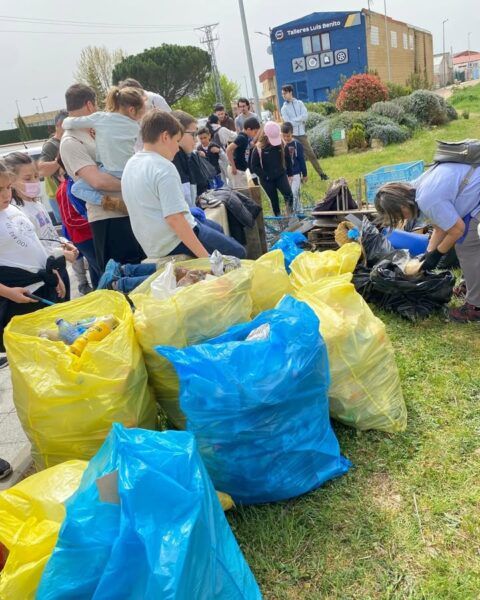 Participantes en recogida medioambiental con bolsas de residuos en Carbajosa de la Sagrada