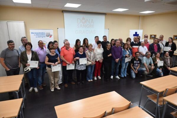 Grupo de donantes de sangre recibiendo medallas en Ciudad Rodrigo