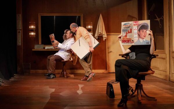 Actores en escena de El barbero de Picasso en el Teatro Liceo de Salamanca