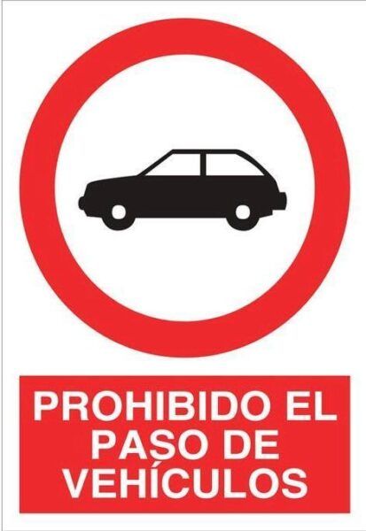 Señal de tráfico que prohíbe el paso de vehículos en la Plaza Mayor.