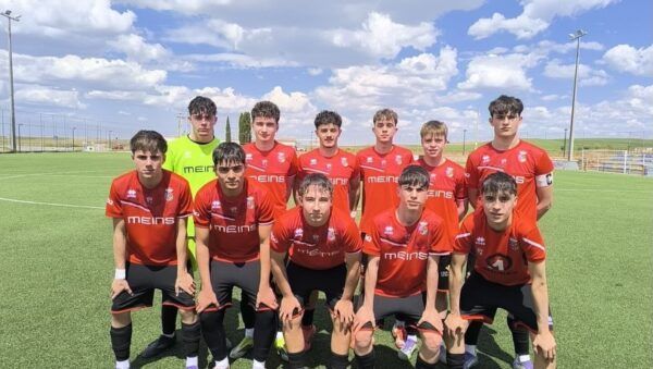 Equipo juvenil del Club Deportivo Villares de la Reina posando en el campo