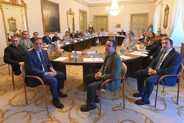 Reunión de la plataforma en defensa del tren en Salamanca con varios representantes