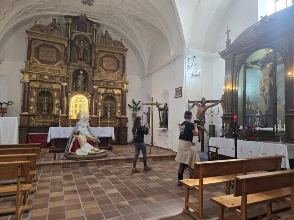 Equipo de rodaje en la iglesia de Peñaranda de Bracamonte