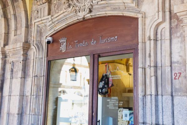 Entrada de la tienda de turismo en Salamanca con rótulo visible