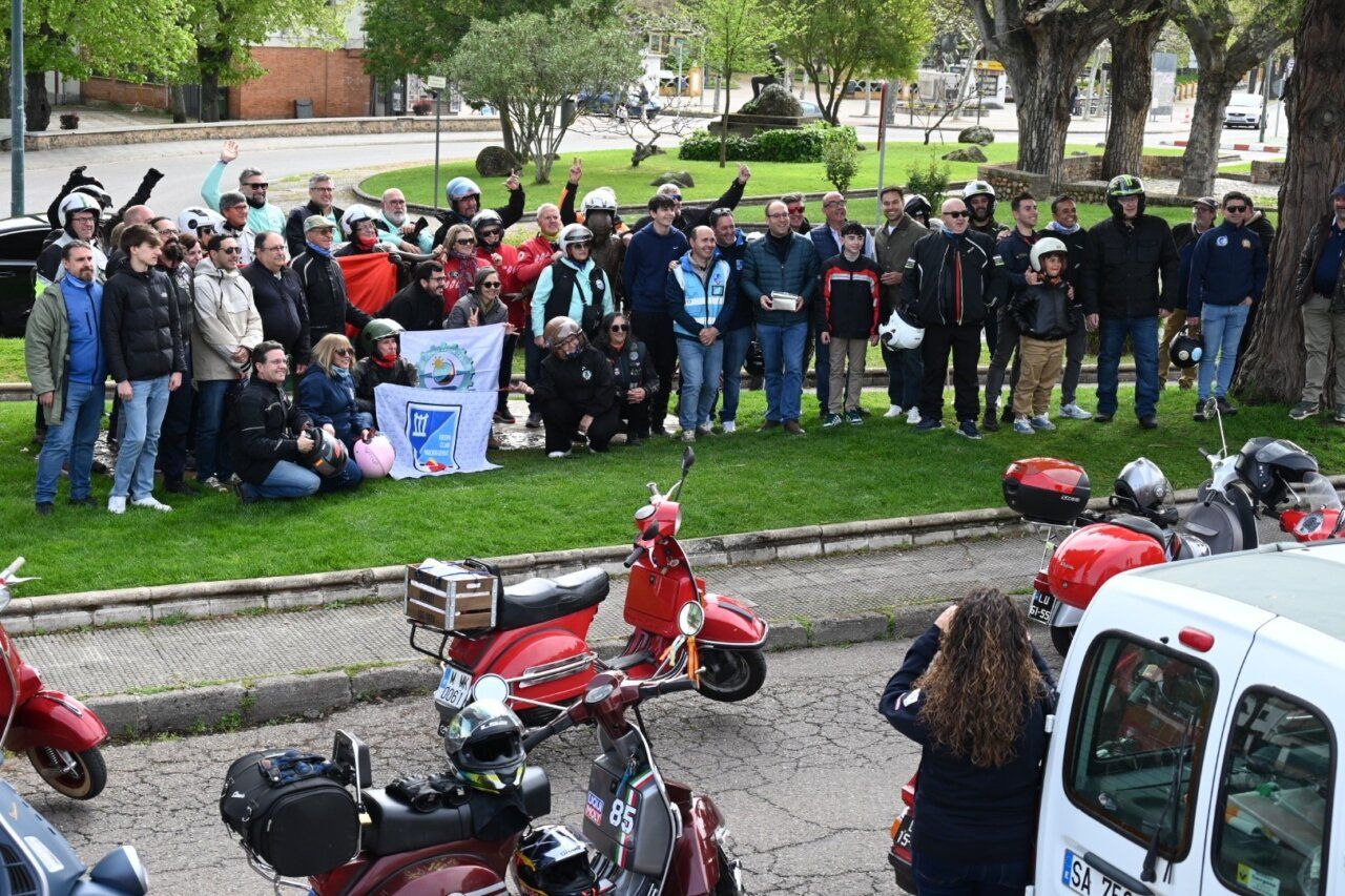 Grupo de moteros del Vespa Club Mirobrigense en Ciudad Rodrigo