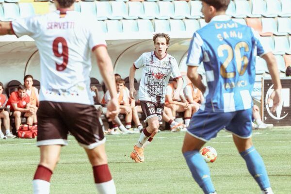 Jugador del Salamanca UDS en partido contra el Fabril