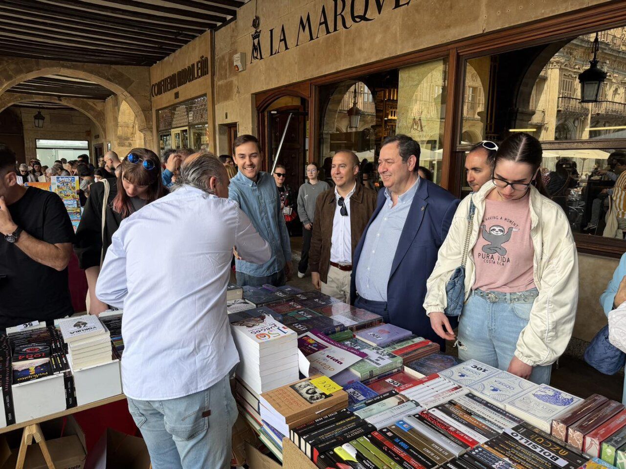 Personas disfrutando del Día del Libro en la Plaza Mayor de Salamanca