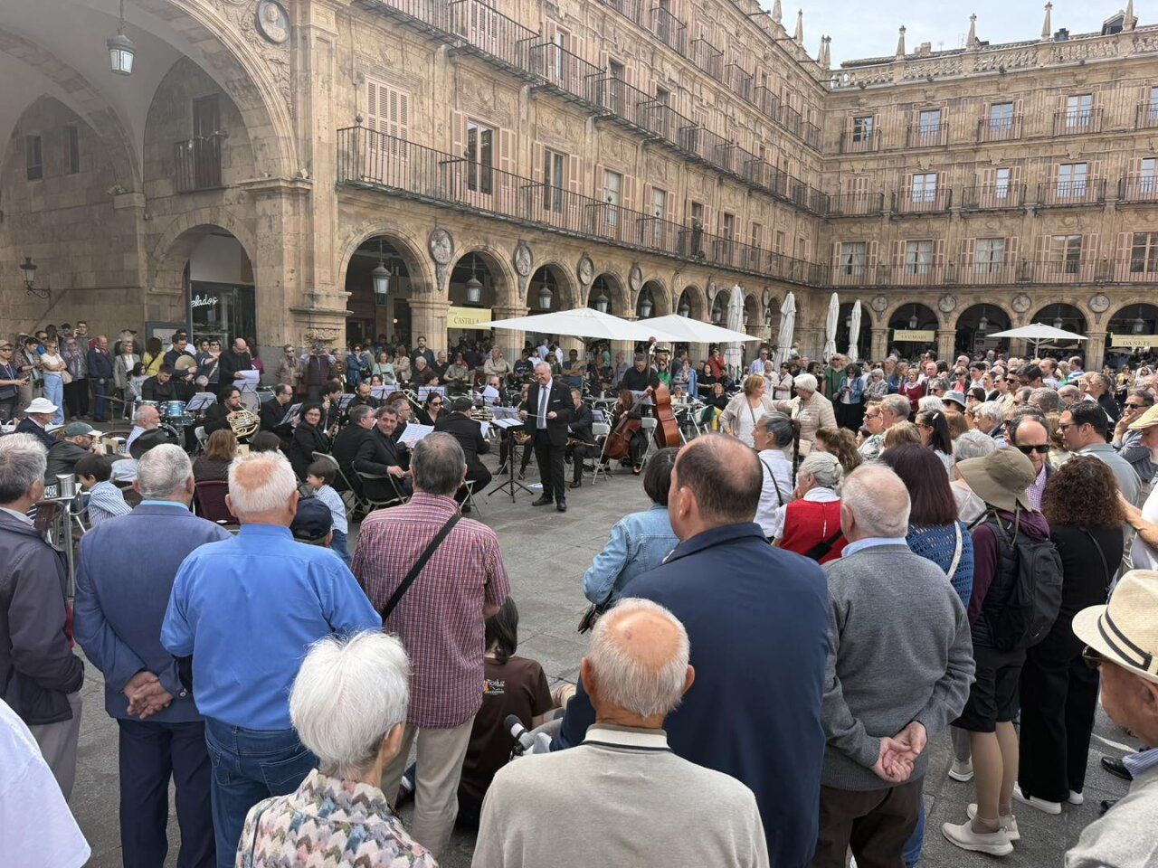 Multitud de personas en la Plaza Mayor de Salamanca durante el Día del Libro