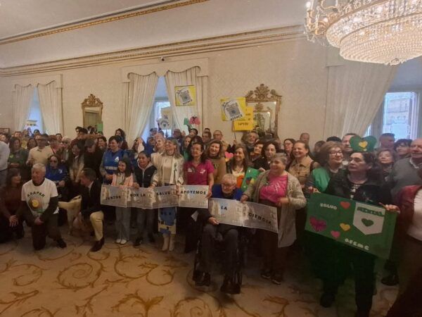 Celebración del Día de la Salud en Salamanca con muchas personas y carteles