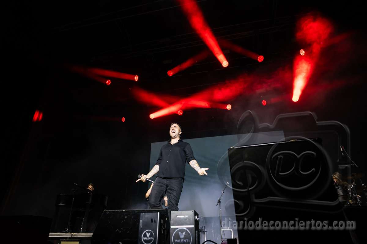 Artista en concierto con luces rojas en Salamanca