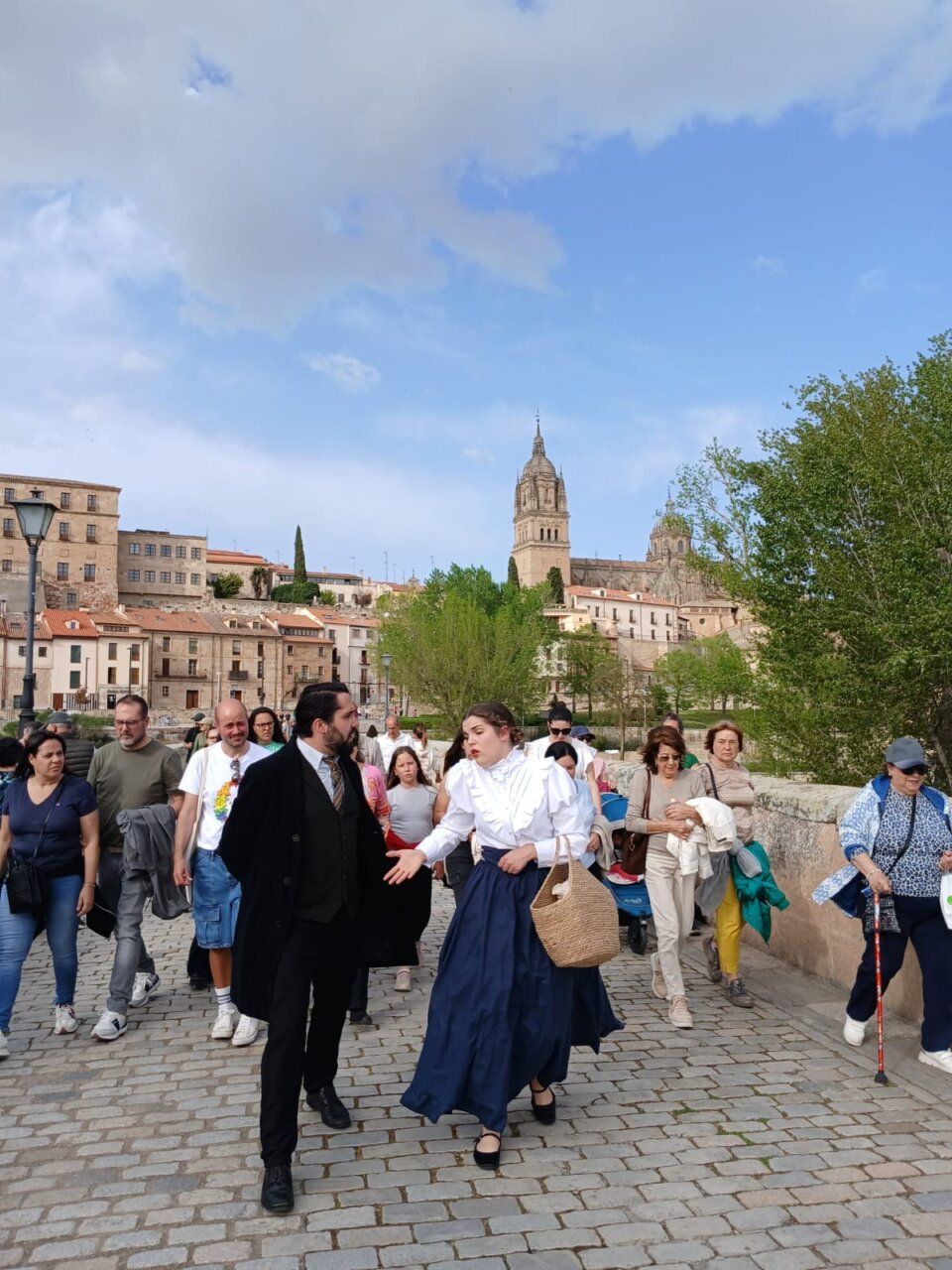 Grupo de personas participando en actividades del Lunes de Aguas en Salamanca