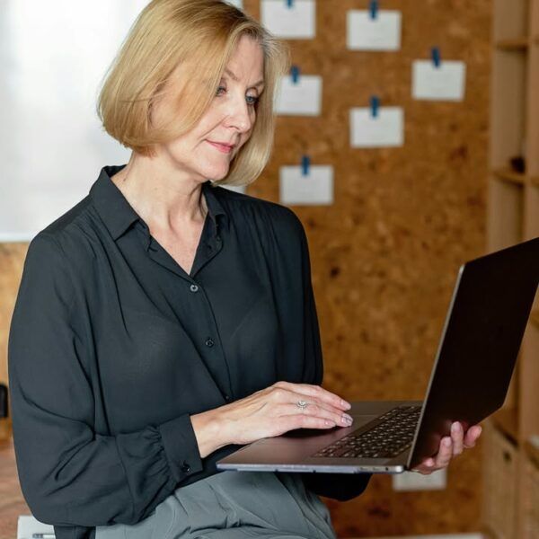 Mujer trabajando en tecnología con laptop en un entorno moderno