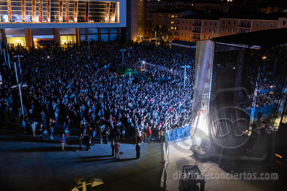Multitud de personas disfrutando de un concierto en Salamanca.