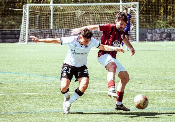 Jugadores del Salamanca UDS y Burgos Promesas compiten por el balón en el campo