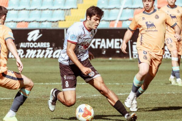 Jugador de Salamanca UDS en acción durante un partido contra Rayo Cantabria