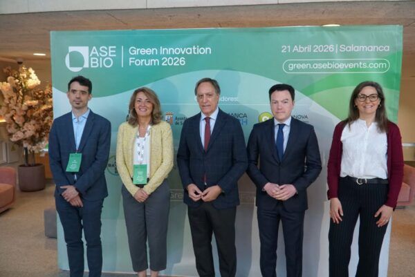 Participantes del Green Innovation Forum en Salamanca posando frente a un cartel