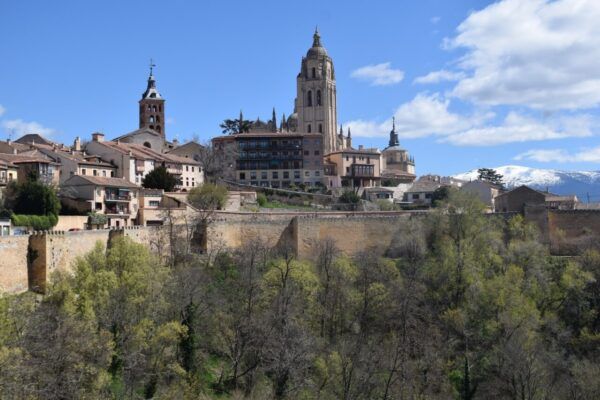 Vista panorámica de Segovia con su catedral y edificios históricos