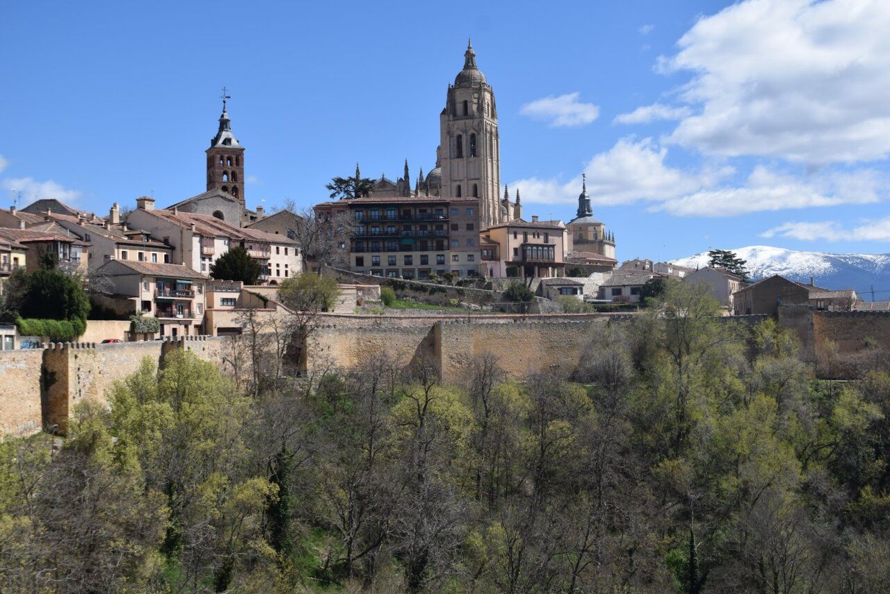 Vista panorámica de Segovia con su catedral y edificios históricos