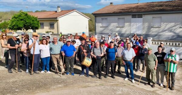 Grupo de personas participando en el Festival La Candela en Horcajo de Montemayor