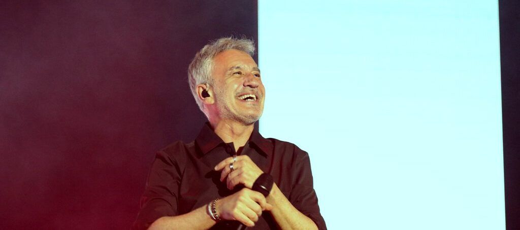 Sergio Dalma sonriendo durante su concierto en Salamanca